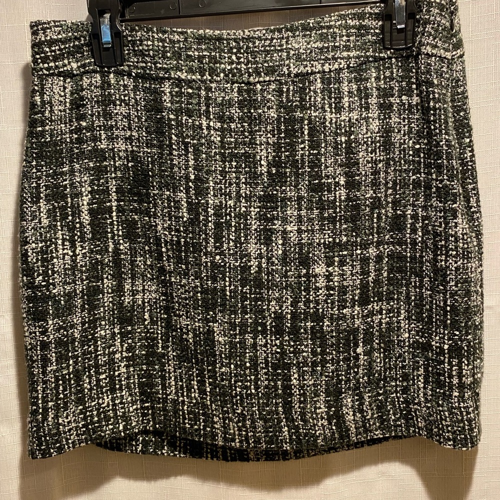 The limited tweed skirt